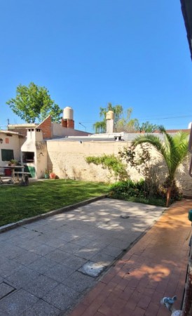 Casa con local sobre Granaderos Villa Club