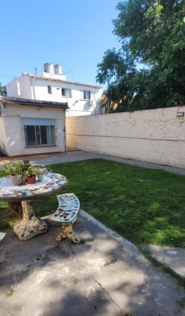 Casa con local sobre Granaderos Villa Club