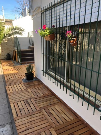 Casa con local sobre Granaderos Villa Club