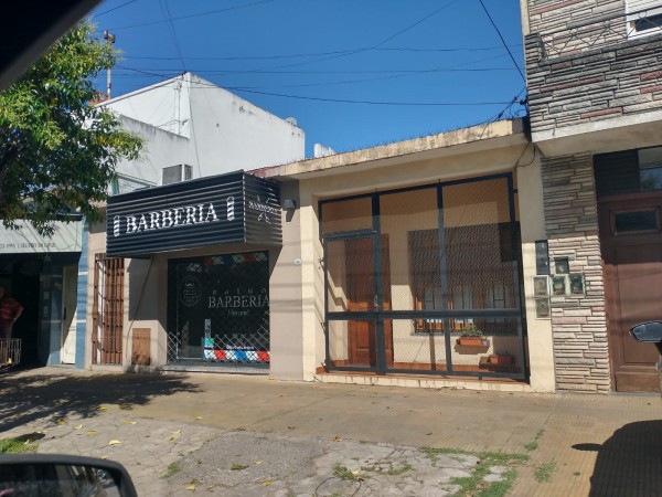 Casa con local sobre Granaderos Villa Club