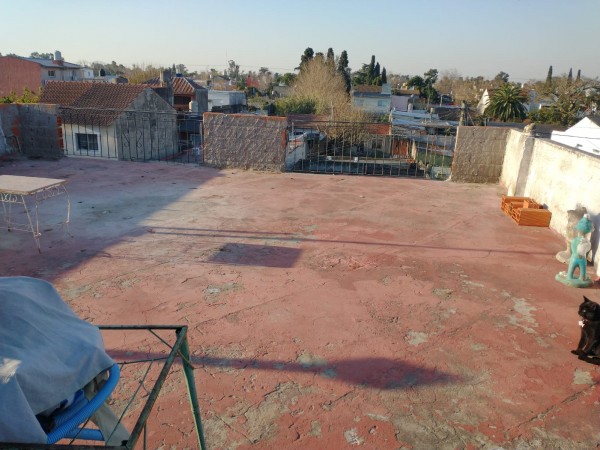 2 locales con departamento arriba y fondo