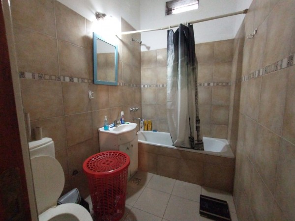 Casa con piscina, bien ubicada
