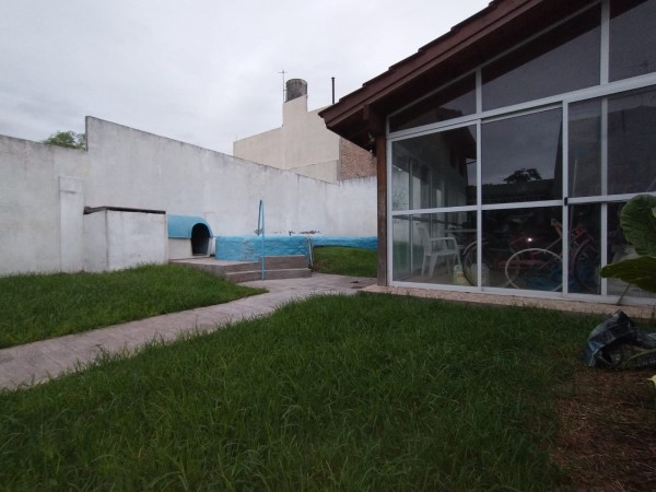 Casa con piscina, bien ubicada