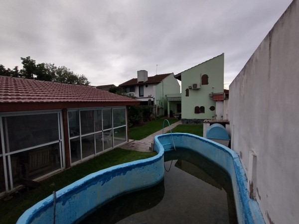 Casa con piscina, bien ubicada