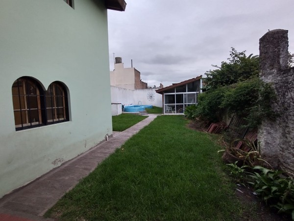 Casa con piscina, bien ubicada