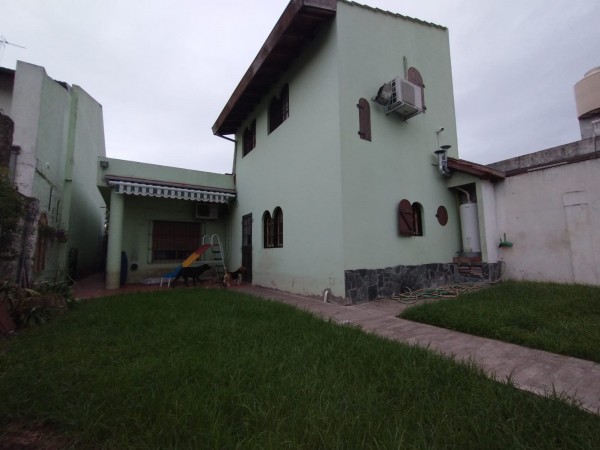 Casa con piscina, bien ubicada