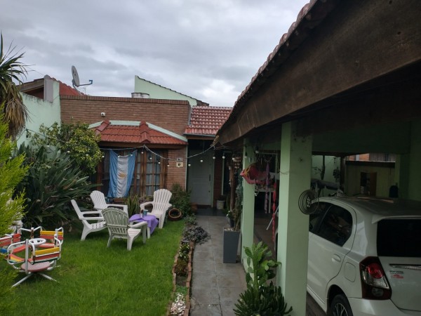 Casa con piscina, bien ubicada