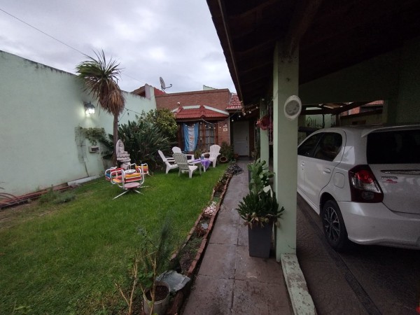 Casa con piscina, bien ubicada
