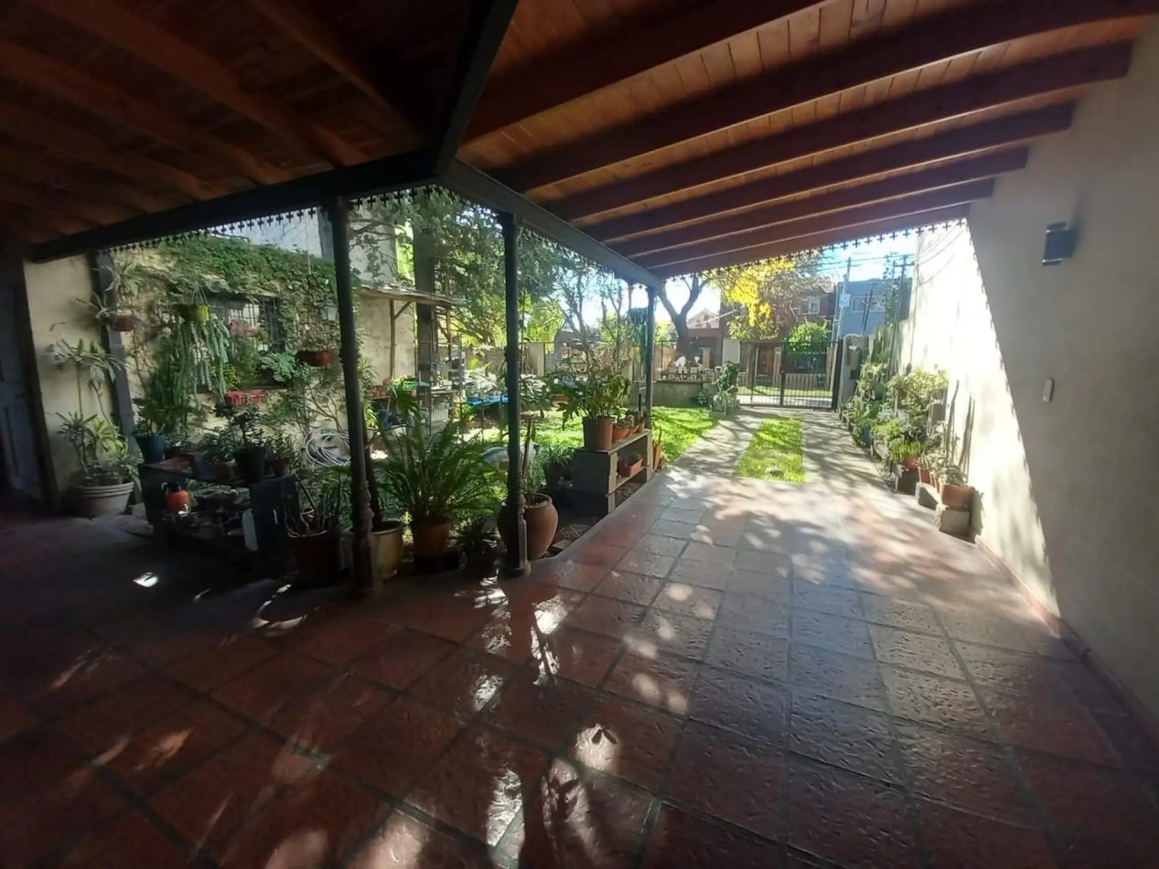 CASA CON PARQUE, Y CALIDOS AMBIENTES