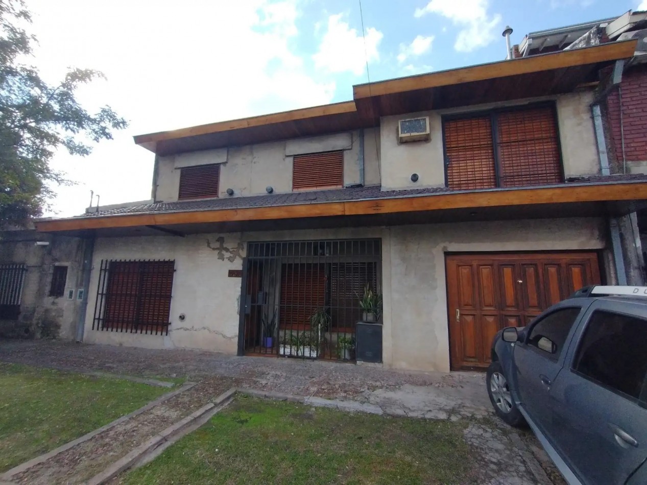 Casa robusta de 5 dormitorios y parque