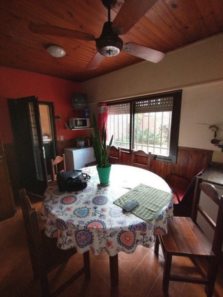 Casa robusta de 5 dormitorios y parque