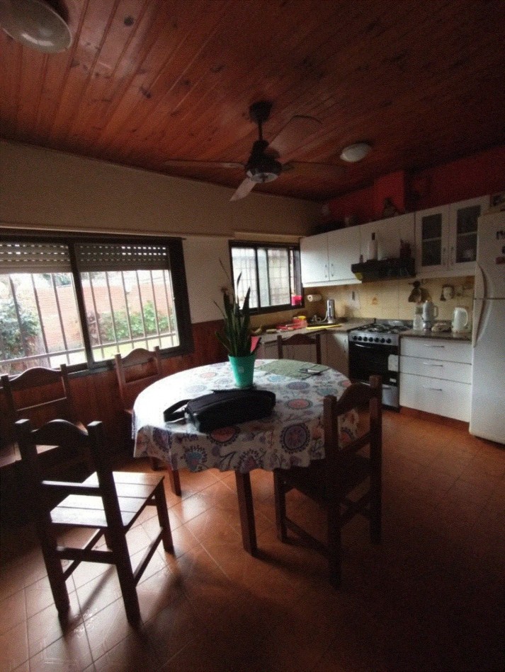 Casa robusta de 5 dormitorios y parque