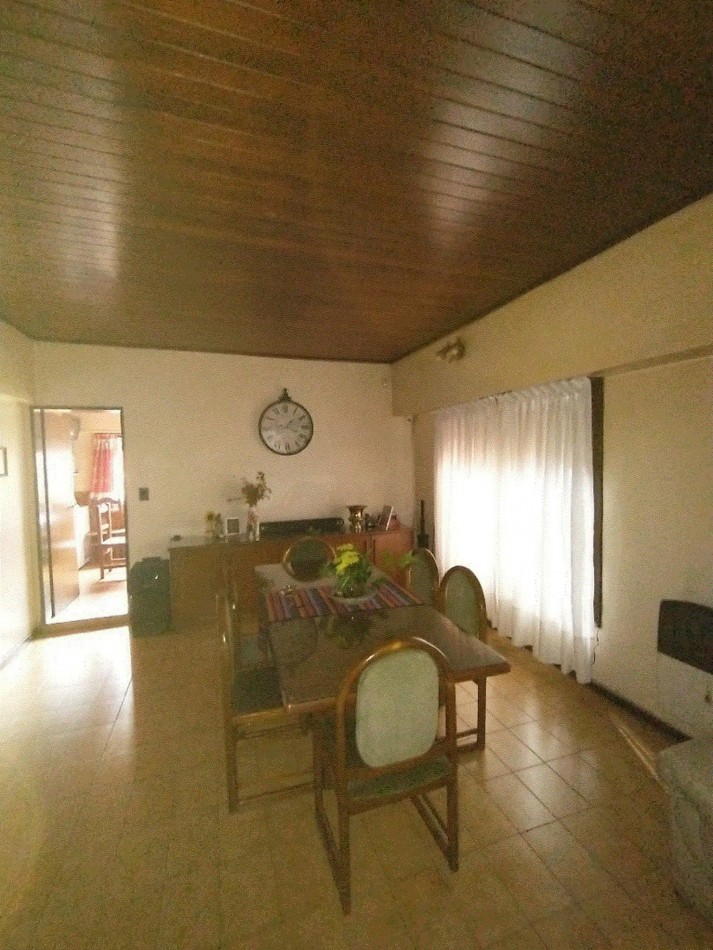 Casa robusta de 5 dormitorios y parque