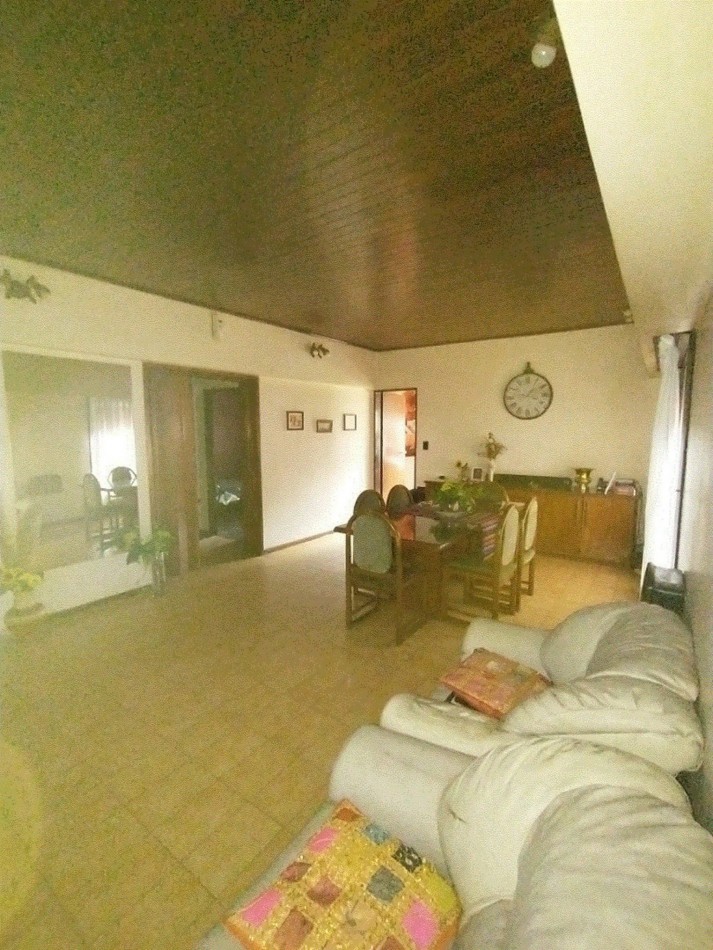 Casa robusta de 5 dormitorios y parque