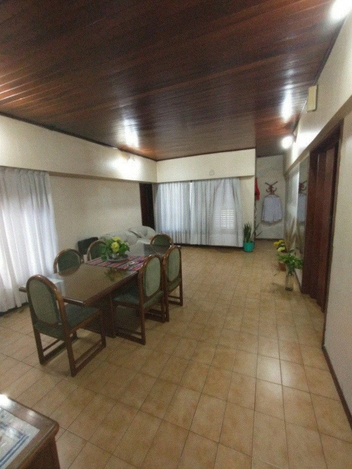 Casa robusta de 5 dormitorios y parque