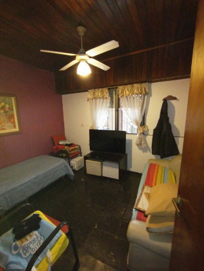 Casa robusta de 5 dormitorios y parque