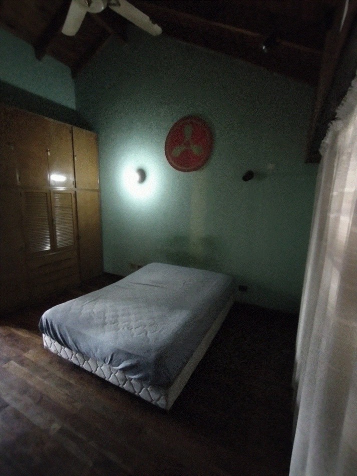 Casa robusta de 5 dormitorios y parque