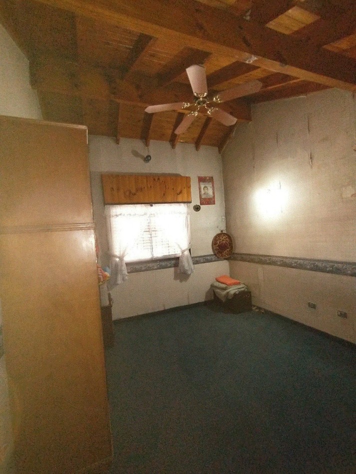 Casa robusta de 5 dormitorios y parque