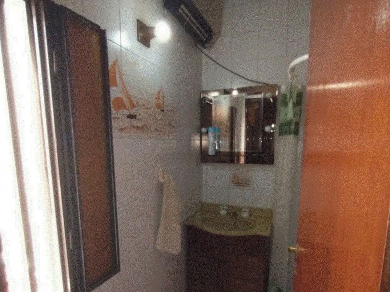 Casa robusta de 5 dormitorios y parque