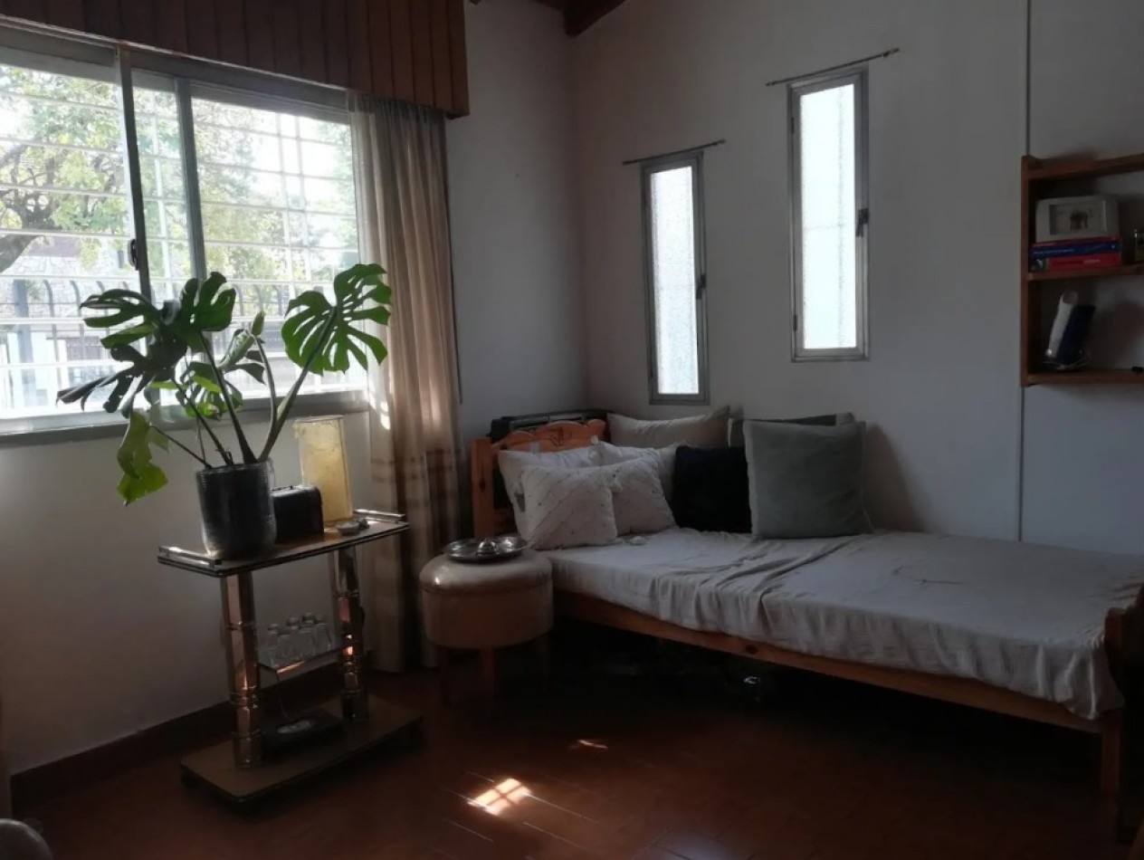 CASA AMERICANA CON LOTE BIEN UBICADA