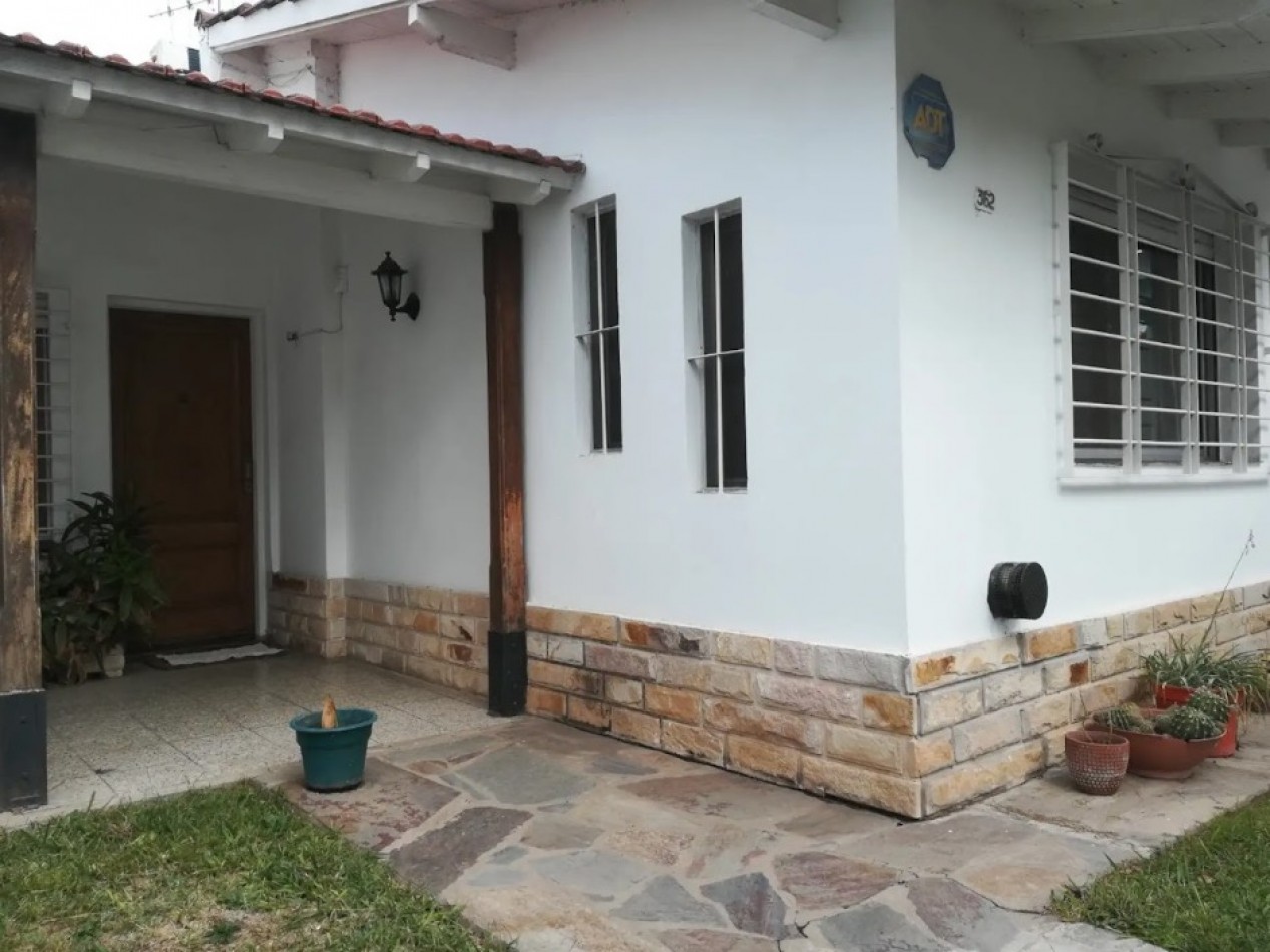 CASA AMERICANA CON LOTE BIEN UBICADA