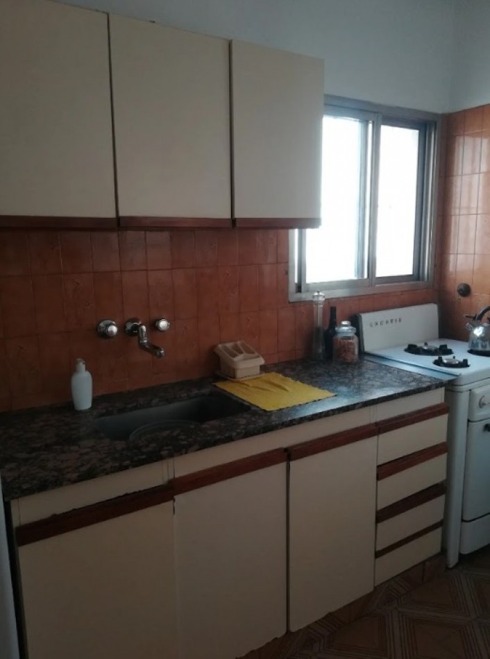 CASA AMERICANA CON LOTE BIEN UBICADA
