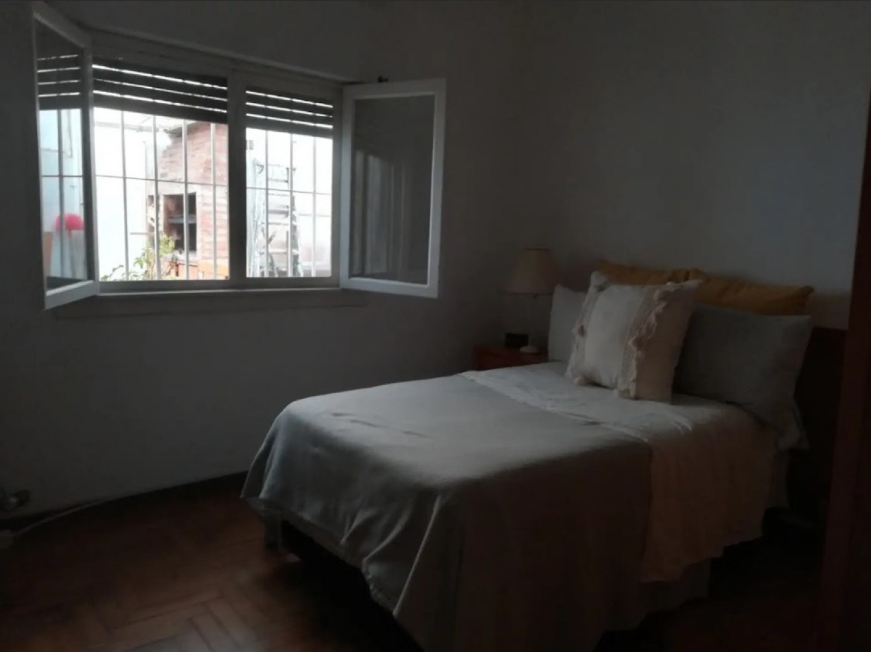 CASA AMERICANA CON LOTE BIEN UBICADA