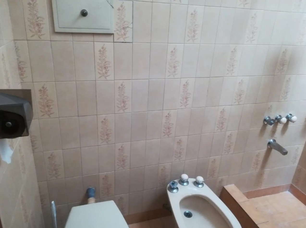 CASA AMERICANA CON LOTE BIEN UBICADA