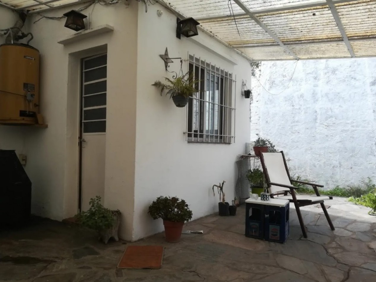 CASA AMERICANA CON LOTE BIEN UBICADA