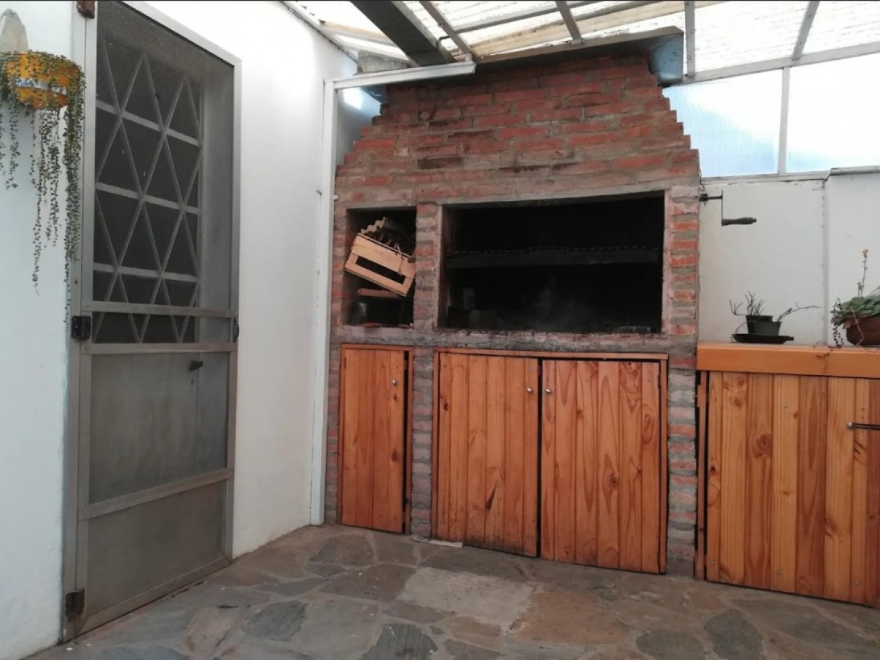 CASA AMERICANA CON LOTE BIEN UBICADA