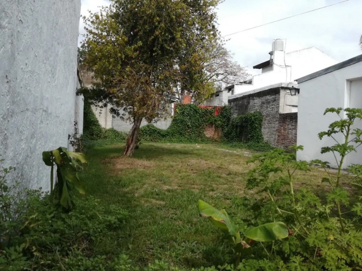 CASA AMERICANA CON LOTE BIEN UBICADA