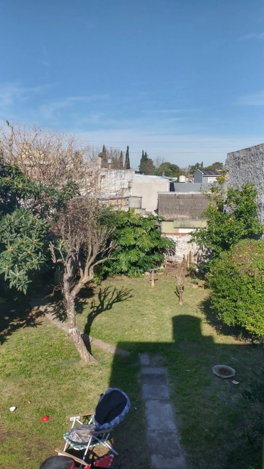 Casa en venta con amplio lote libre