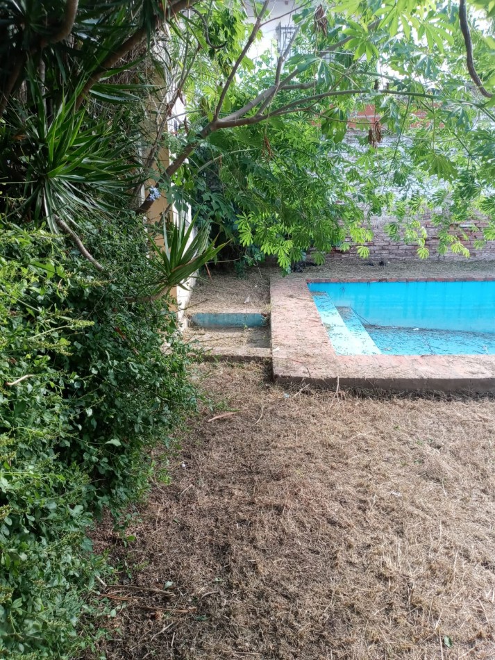 Casa amplia con piscina y bien ubicada