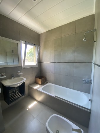 Triplex amoblado en condominio Hurlingham