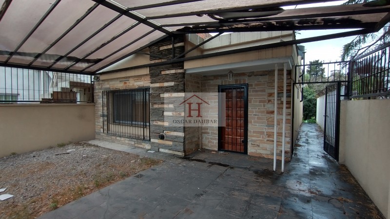 Casa con lote libre y dependencia