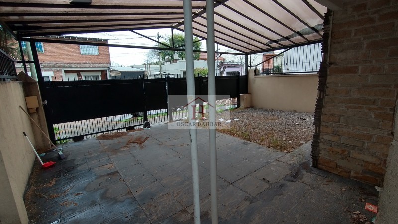 Casa con lote libre y dependencia