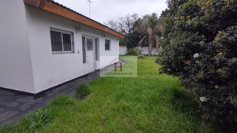 Casa con lote libre y dependencia