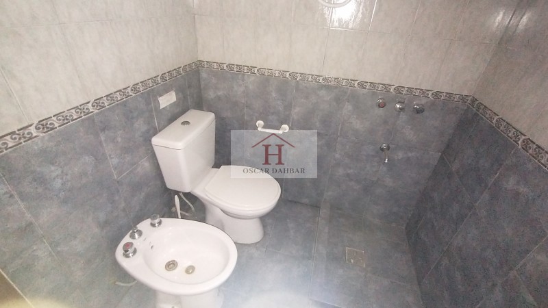 Casa con lote libre y dependencia