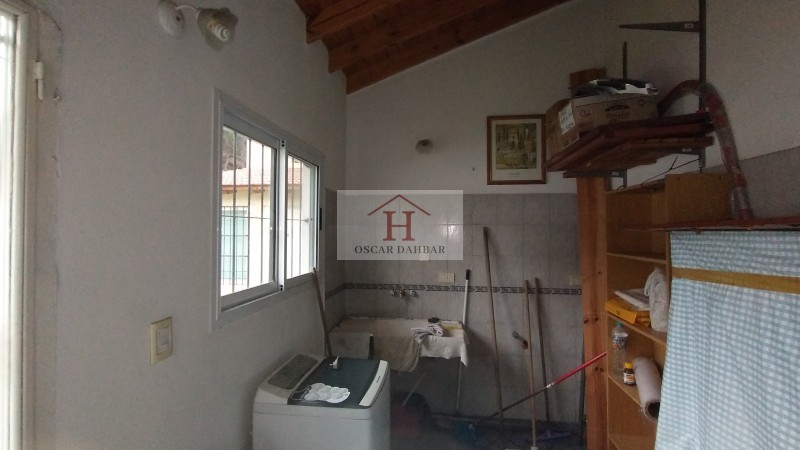 Casa con lote libre y dependencia