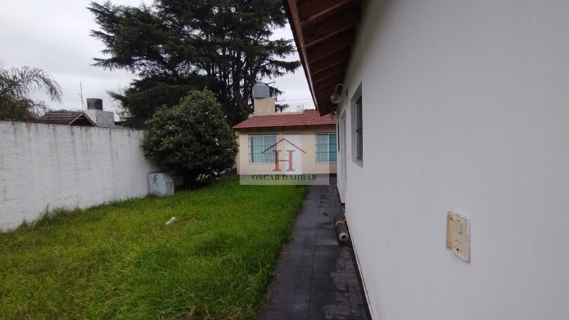 Casa con lote libre y dependencia