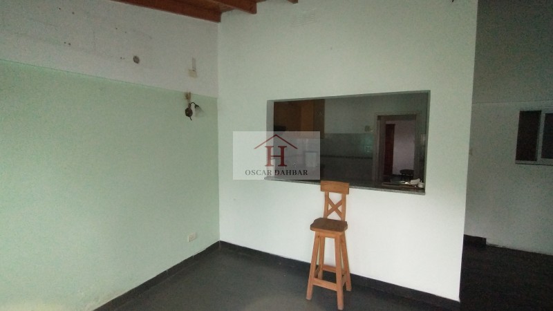 Casa con lote libre y dependencia