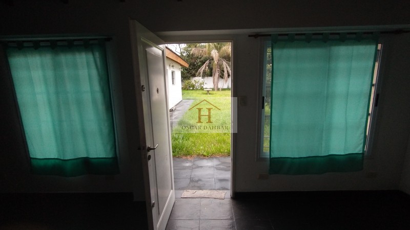 Casa con lote libre y dependencia