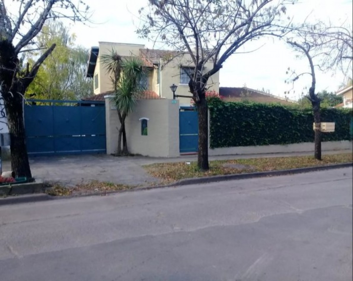 Casa con gran parque y piscina.