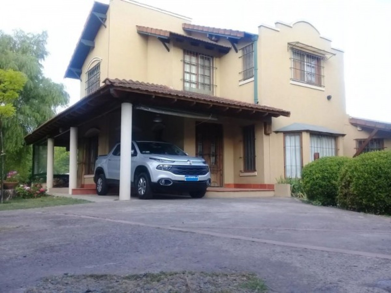 Casa con gran parque y piscina.