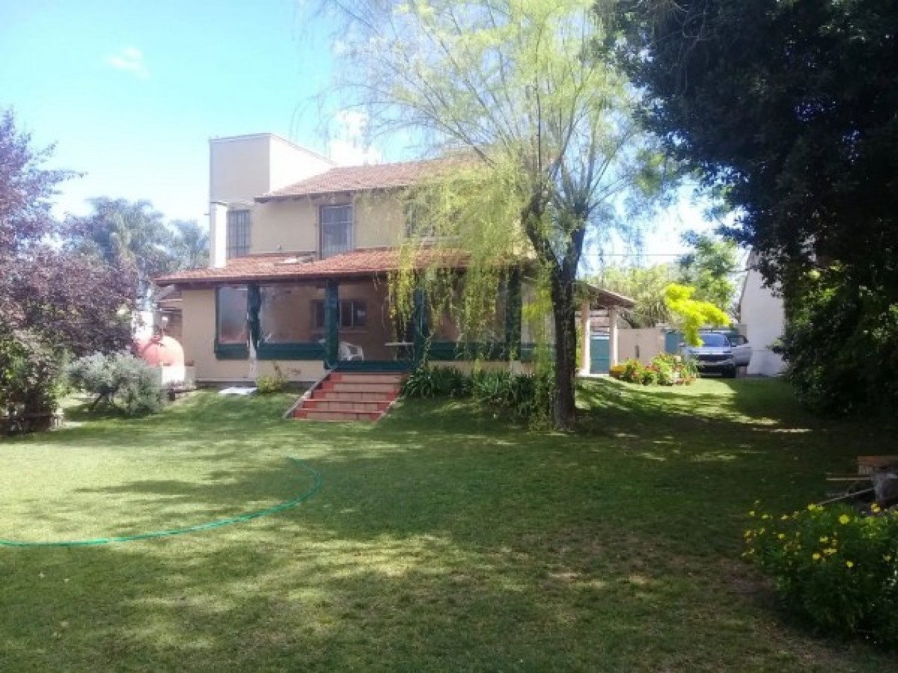 Casa con gran parque y piscina.