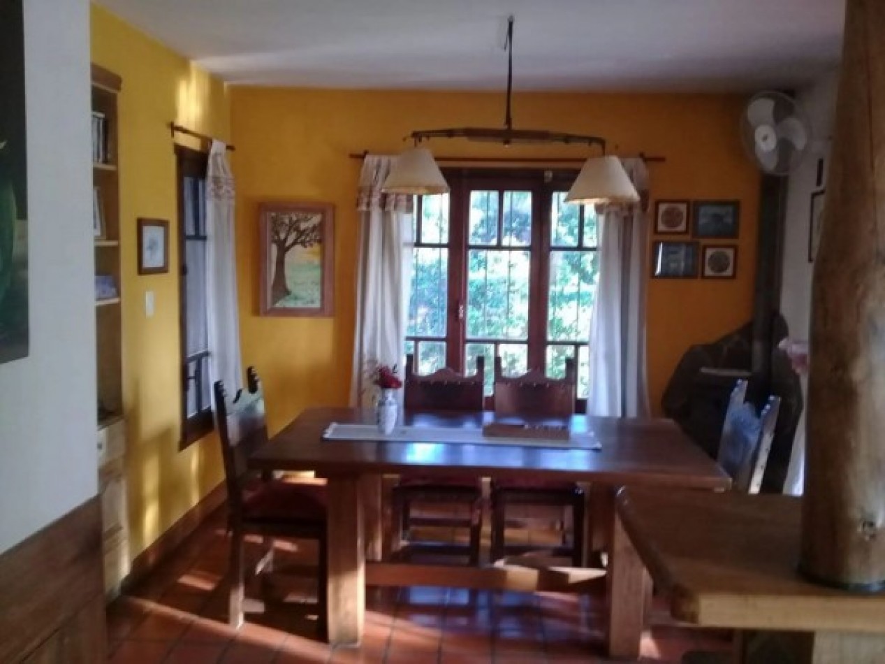 Casa con gran parque y piscina.