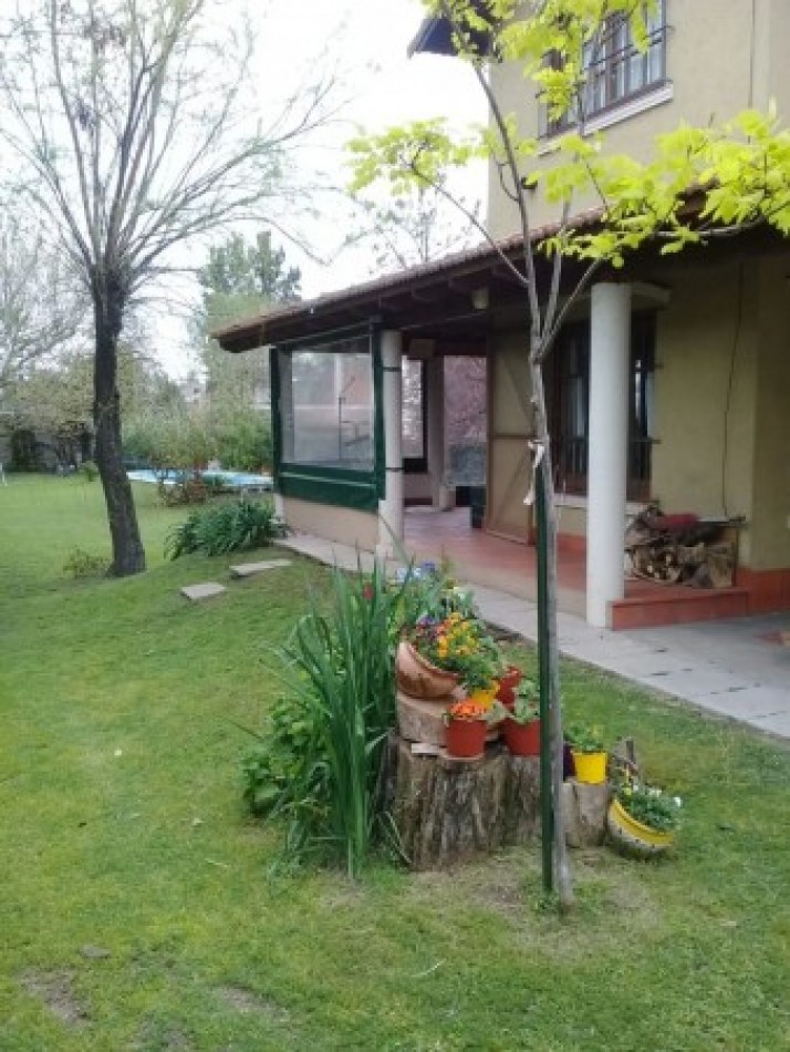Casa con gran parque y piscina.