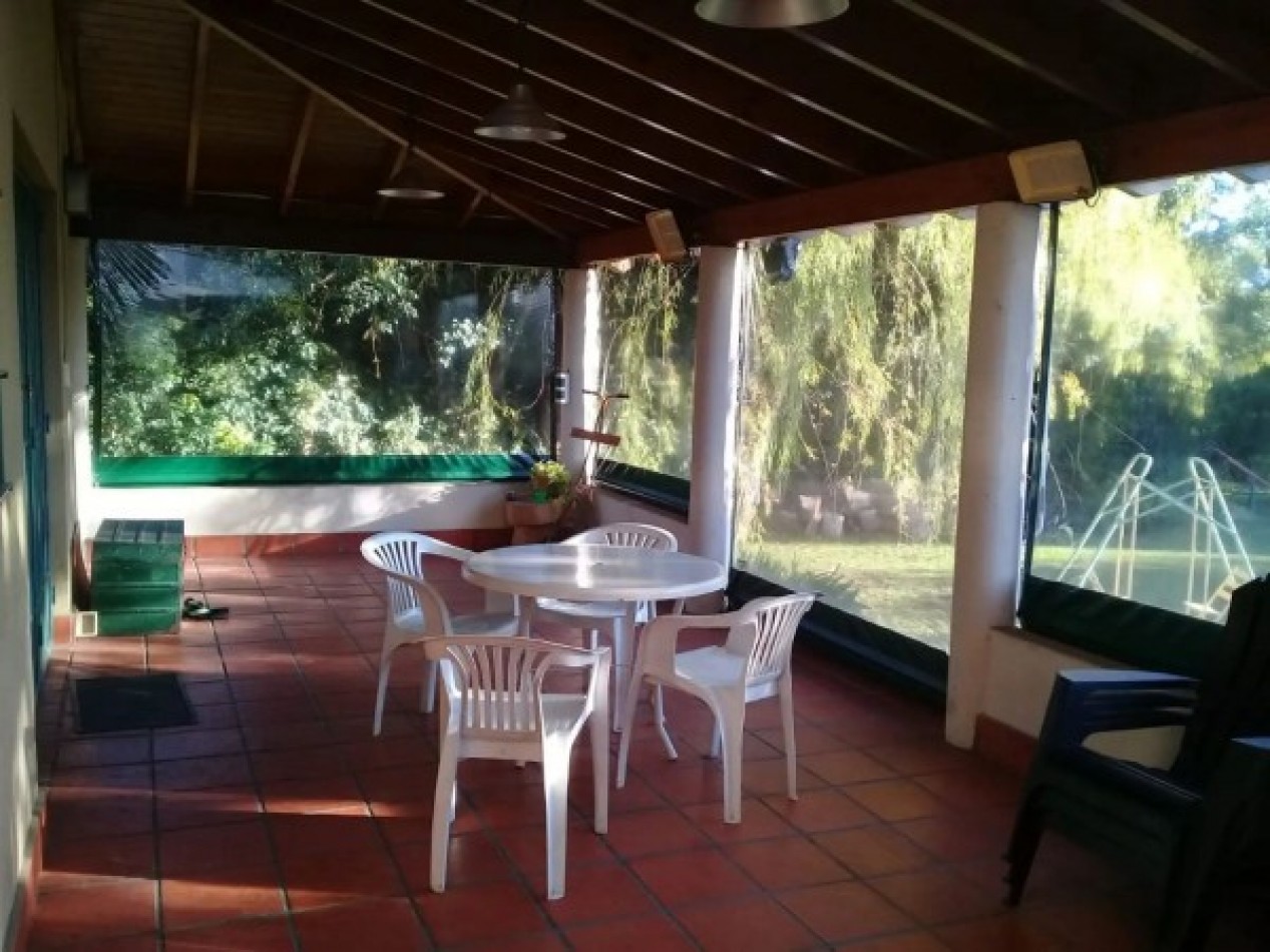 Casa con gran parque y piscina.