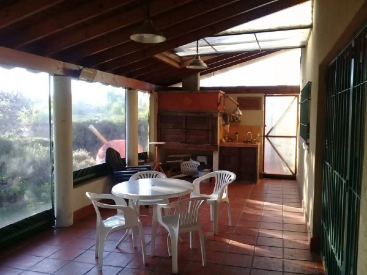Casa con gran parque y piscina.