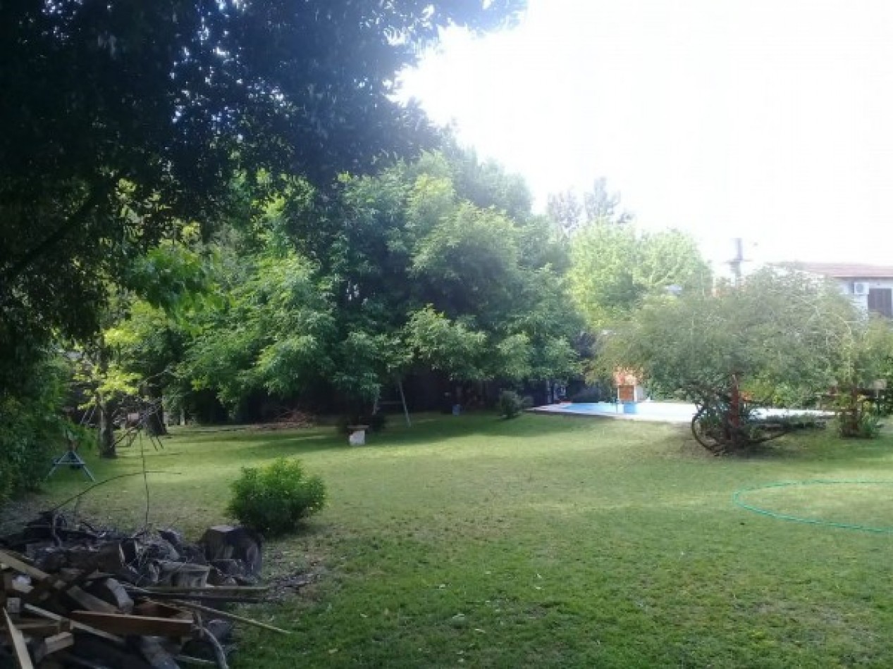 Casa con gran parque y piscina.